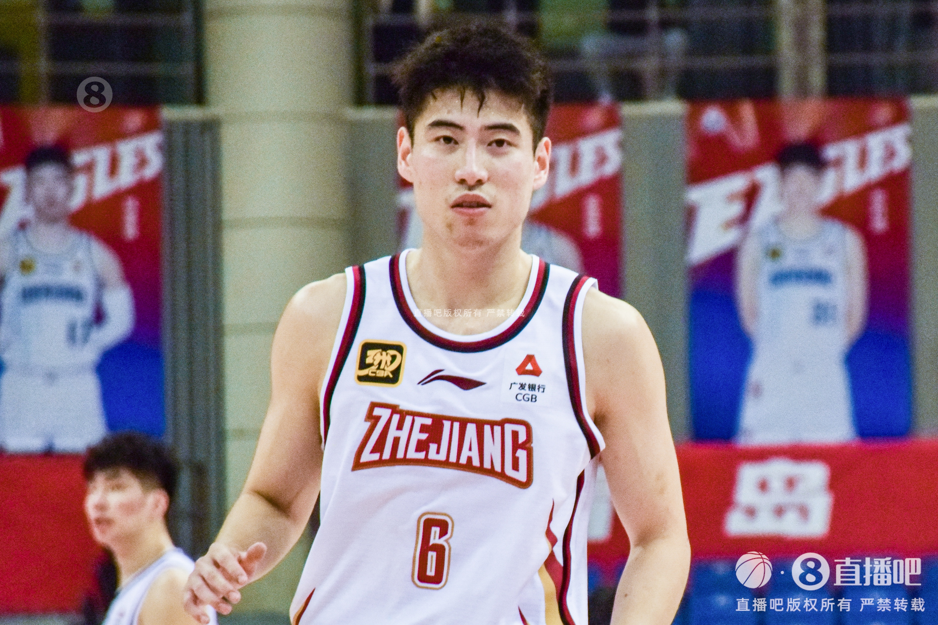 外線彈無虛發(fā)！程帥澎半場5中4&三分3中3砍下13分2助攻