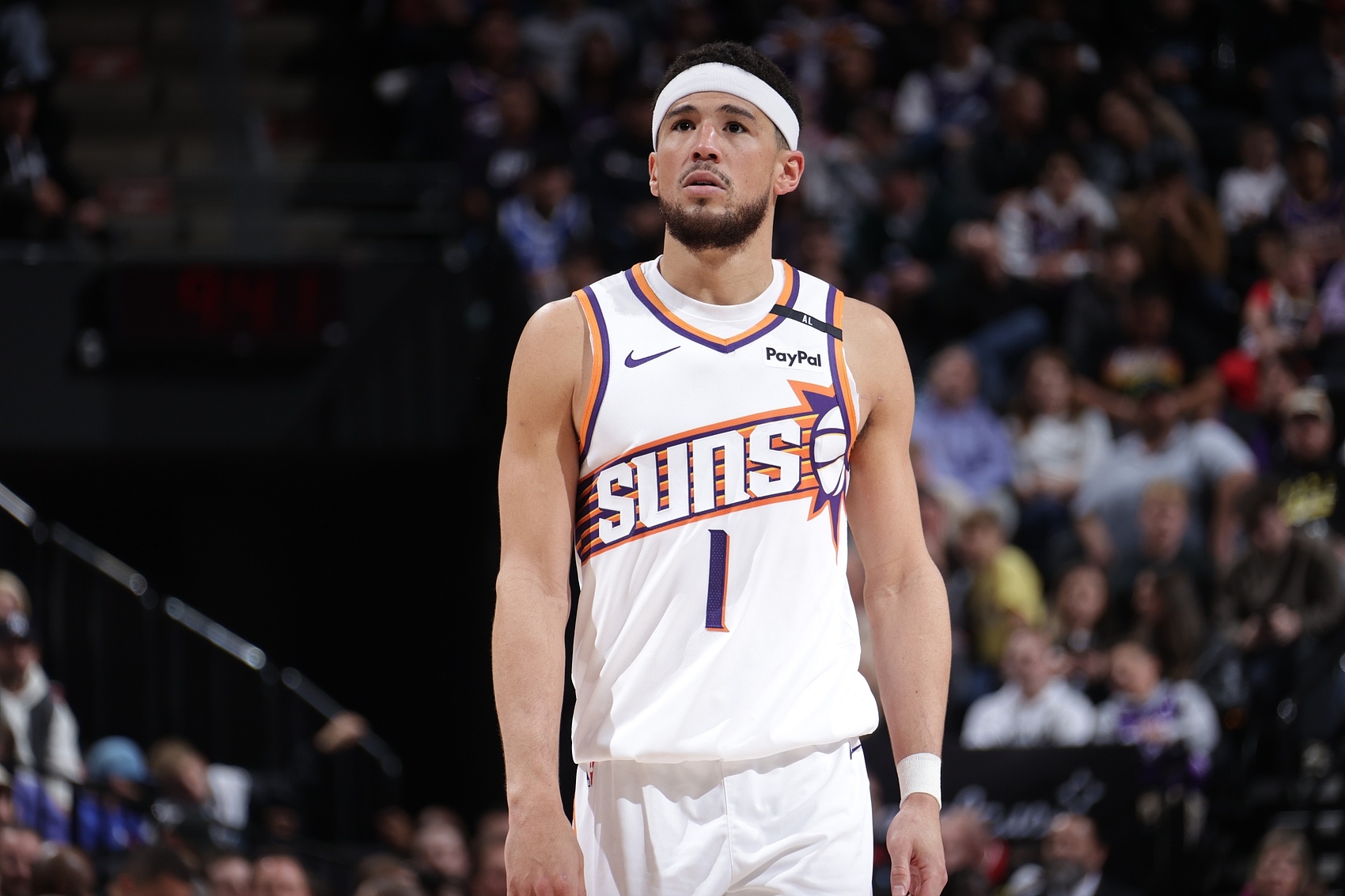 狀態(tài)火熱！布克半場9投6中得到12分4助攻