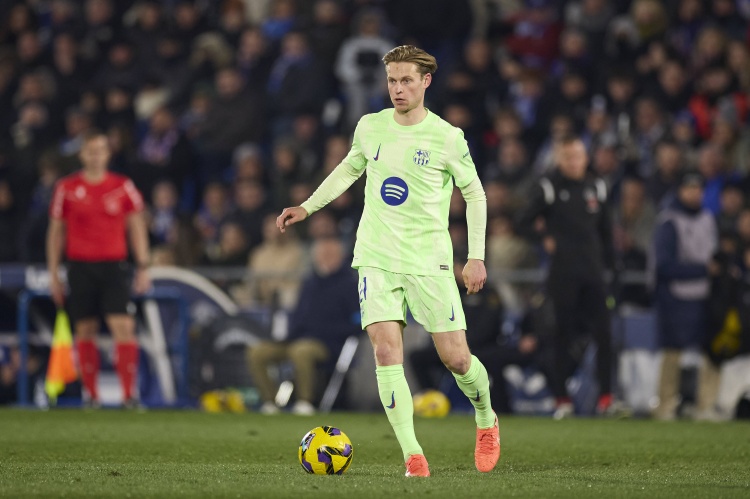 世體：德容有著堅(jiān)定的留隊(duì)意愿，他對和巴薩續(xù)約感到樂觀