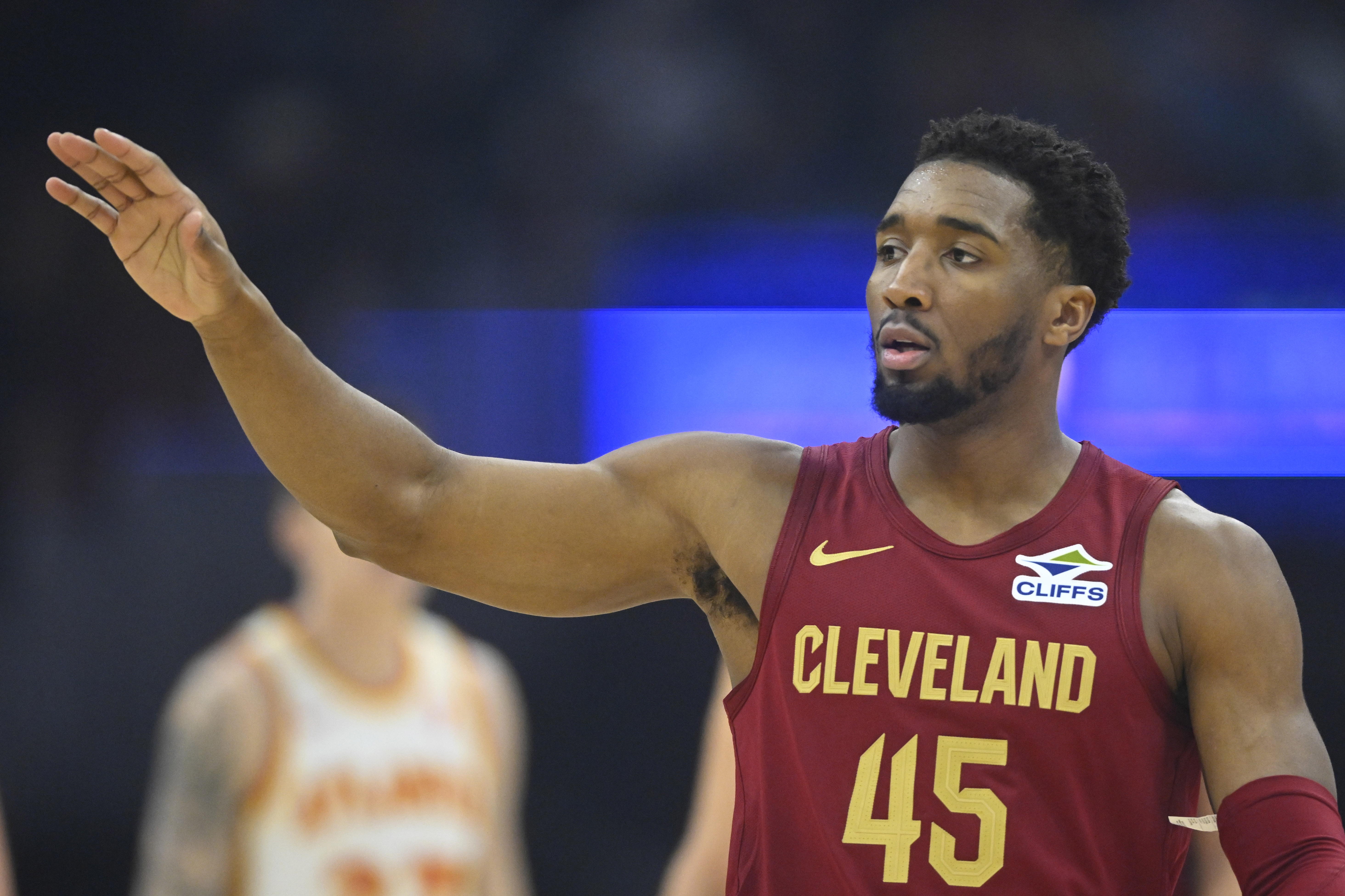 你是真滴強！米切爾半場14中8&三分6中3怒轟兩隊最高的22分！