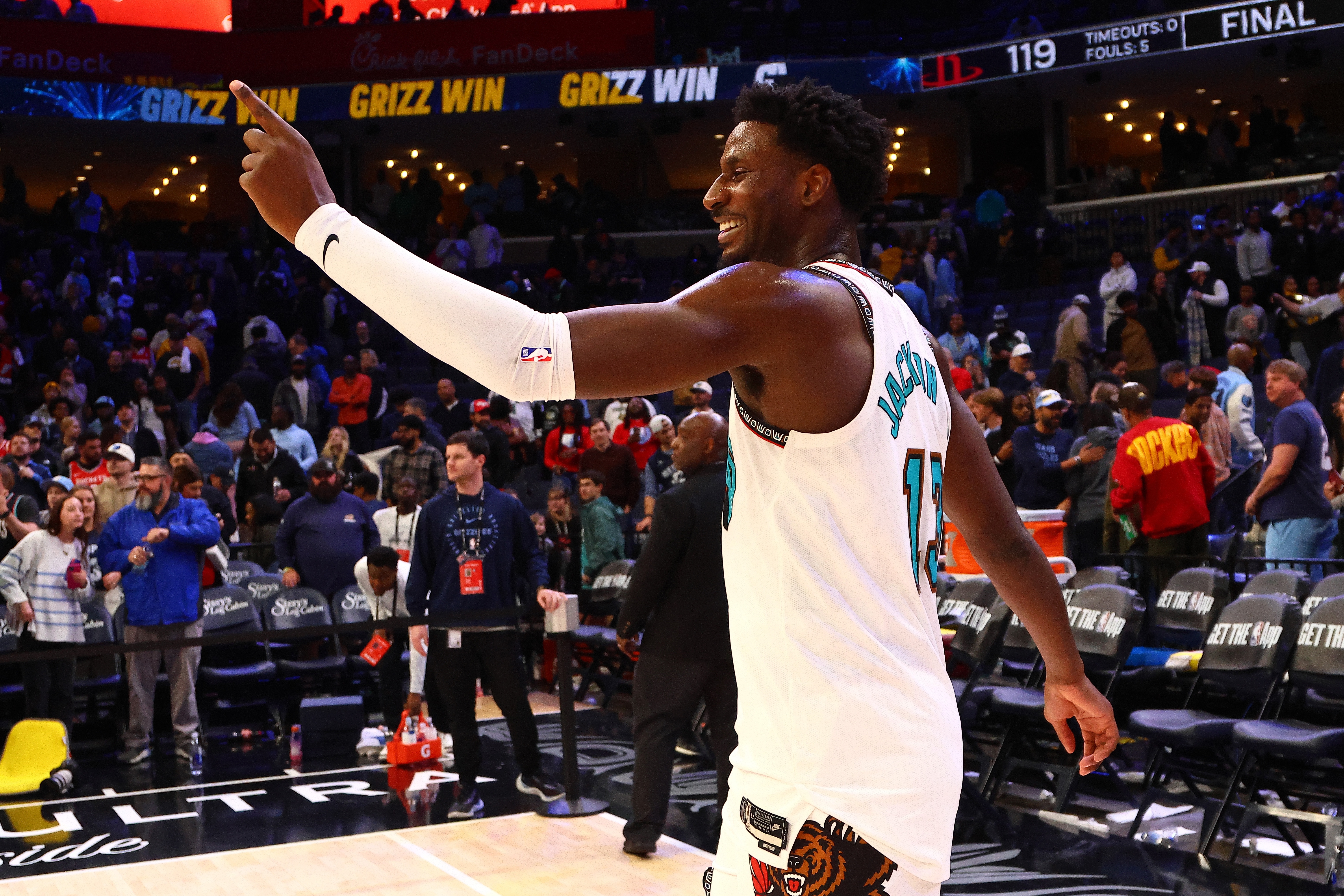 勇挑重?fù)?dān)！JJJ第三節(jié)9中6砍18分率隊狂追16分 前三節(jié)個人已砍29分