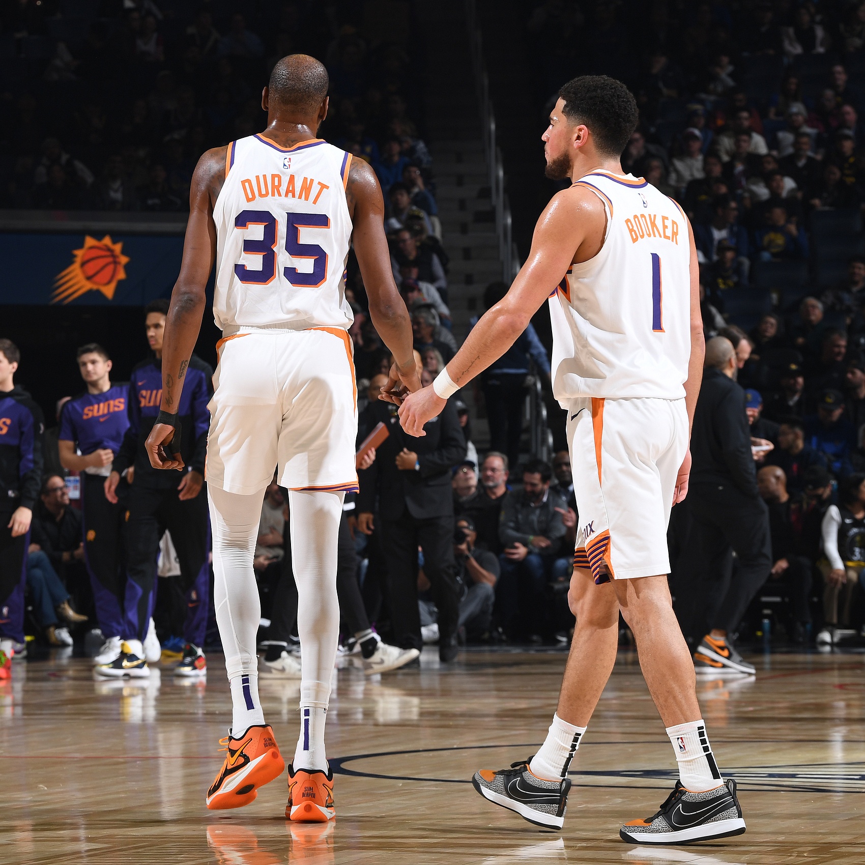 布克：杜蘭特奉獻(xiàn)了大師級(jí)演出 米切爾沒過半場我們就在對(duì)他施壓