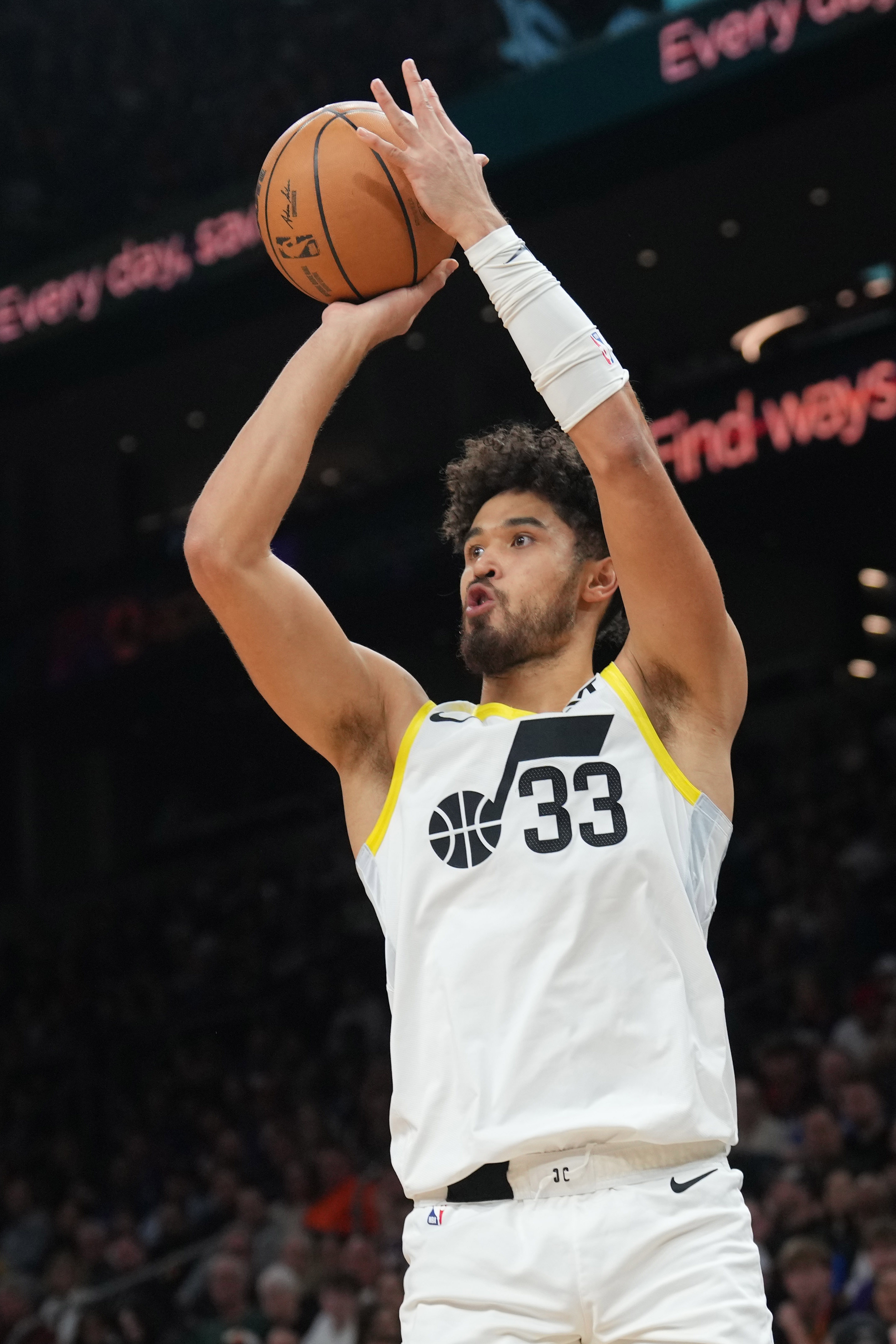 打得不錯！朱贊15中10&三分9中5拿到27分 最后一度三分續(xù)命