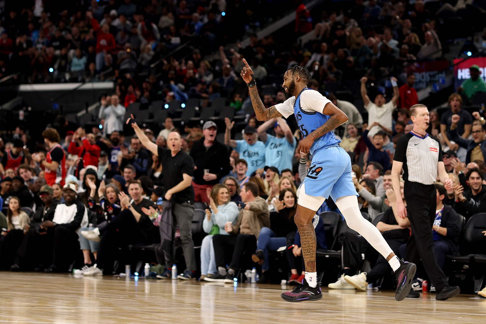 替補(bǔ)打得可以！小德里克-瓊斯11中6拿下15分3板1助2斷