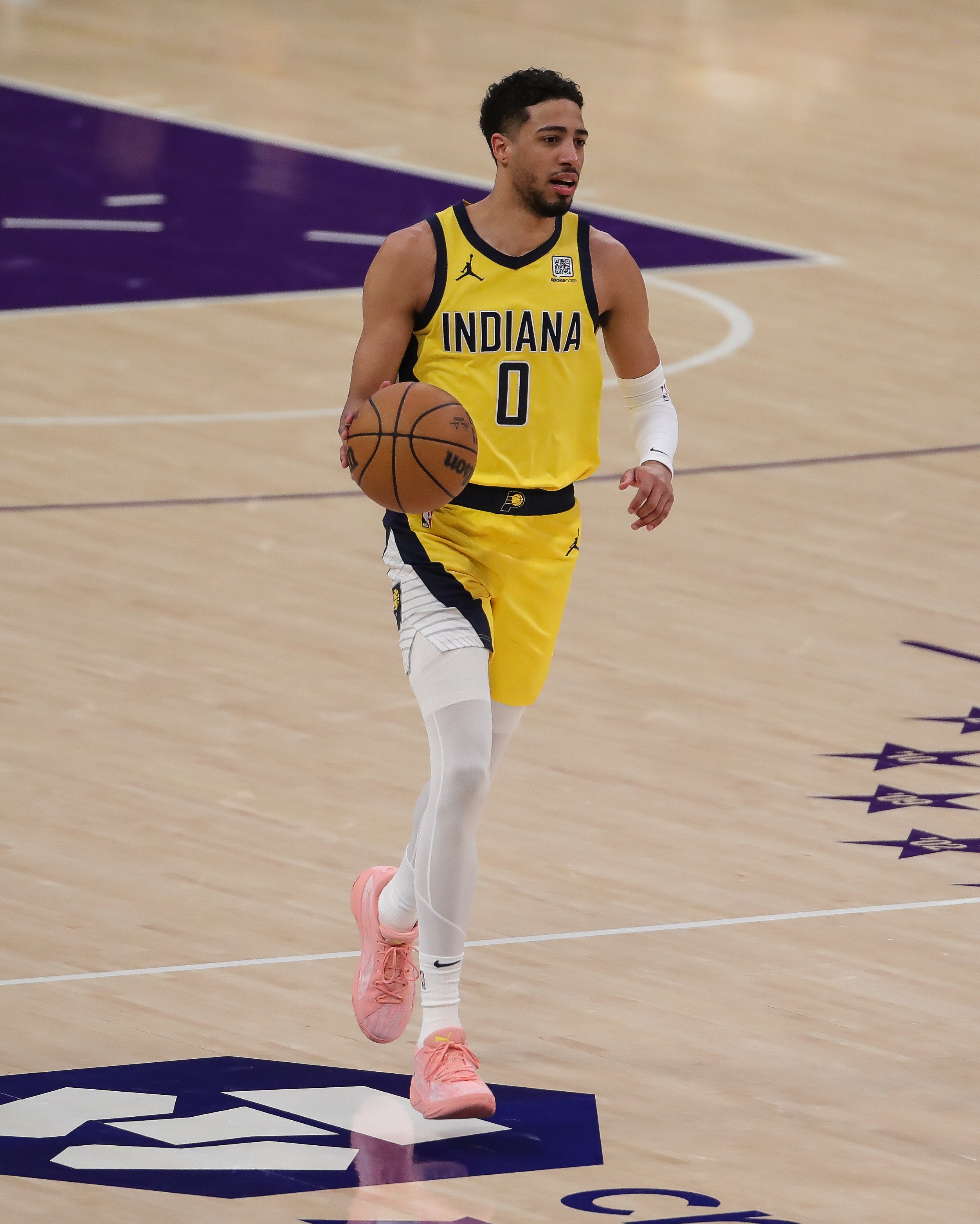 傳射皆佳！哈利伯頓半場(chǎng)7中4得10分7助1斷 沒有出現(xiàn)失誤