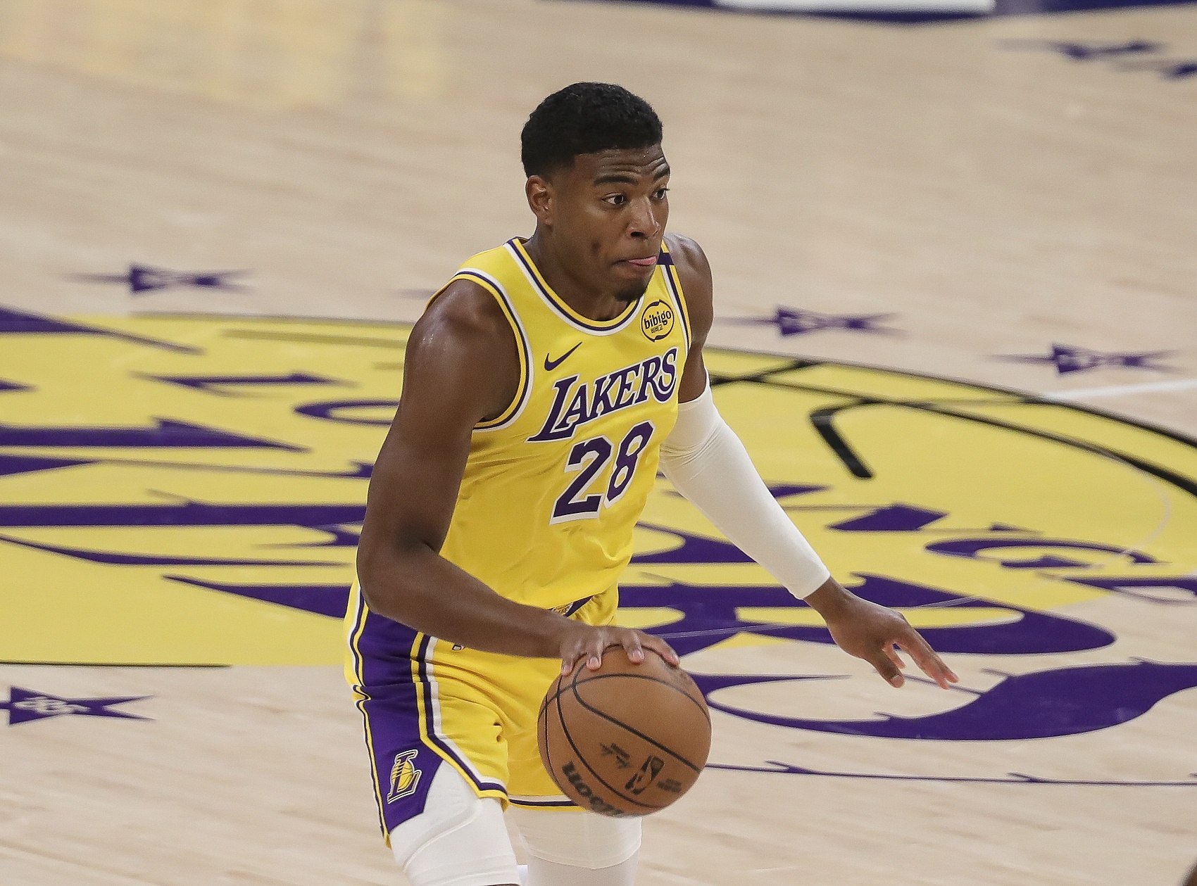 防守功不可沒(méi)！八村塁全場(chǎng)頂防約基奇 12中7貢獻(xiàn)21分