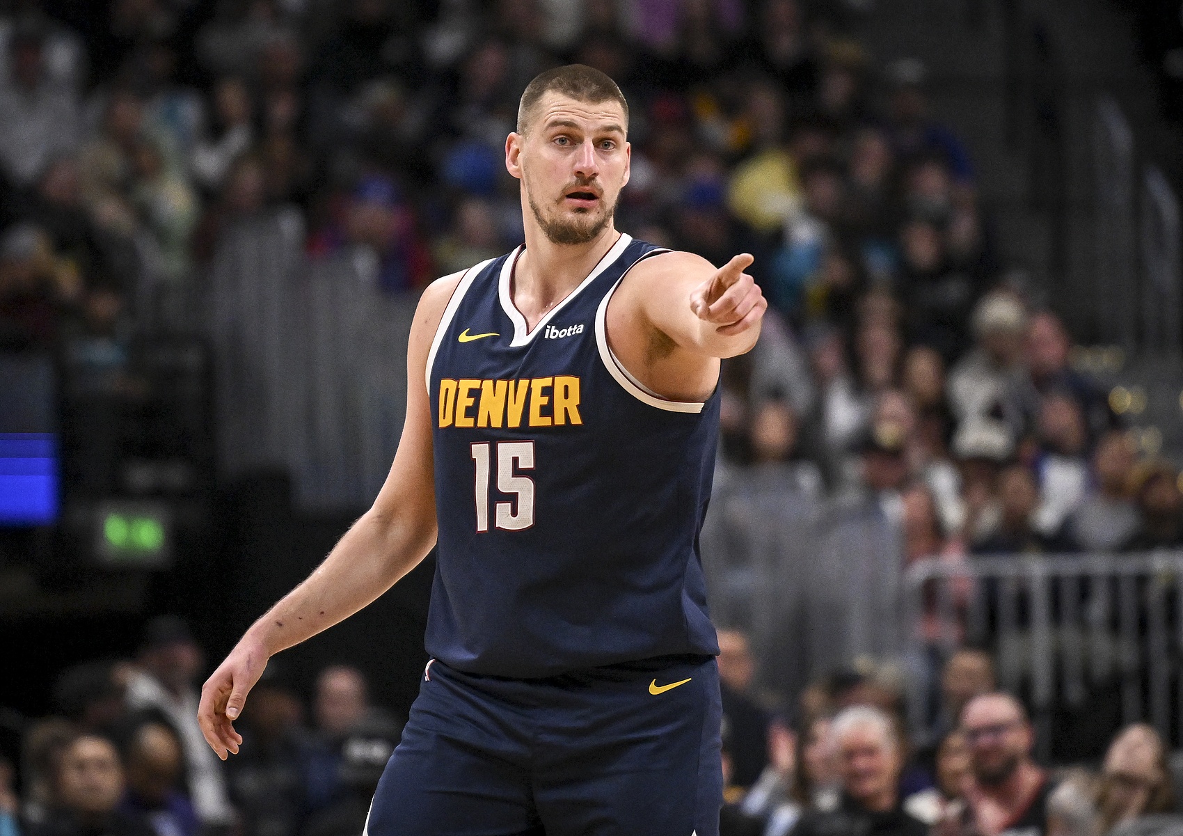 出手少！約基奇上半場(chǎng)4中2得到11分10板5助 罰球8中7