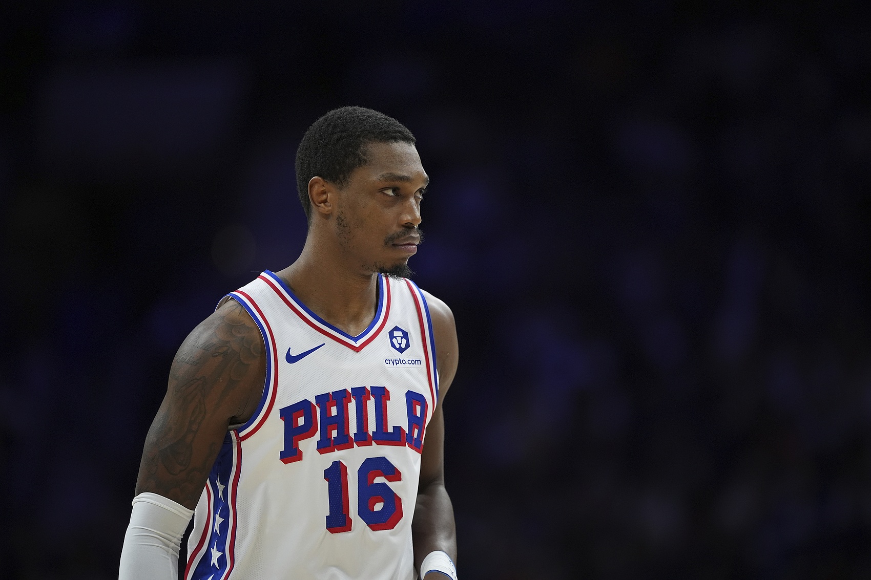 手感冰涼！朗尼-沃克11中2得到5分7板3助 三分7中1