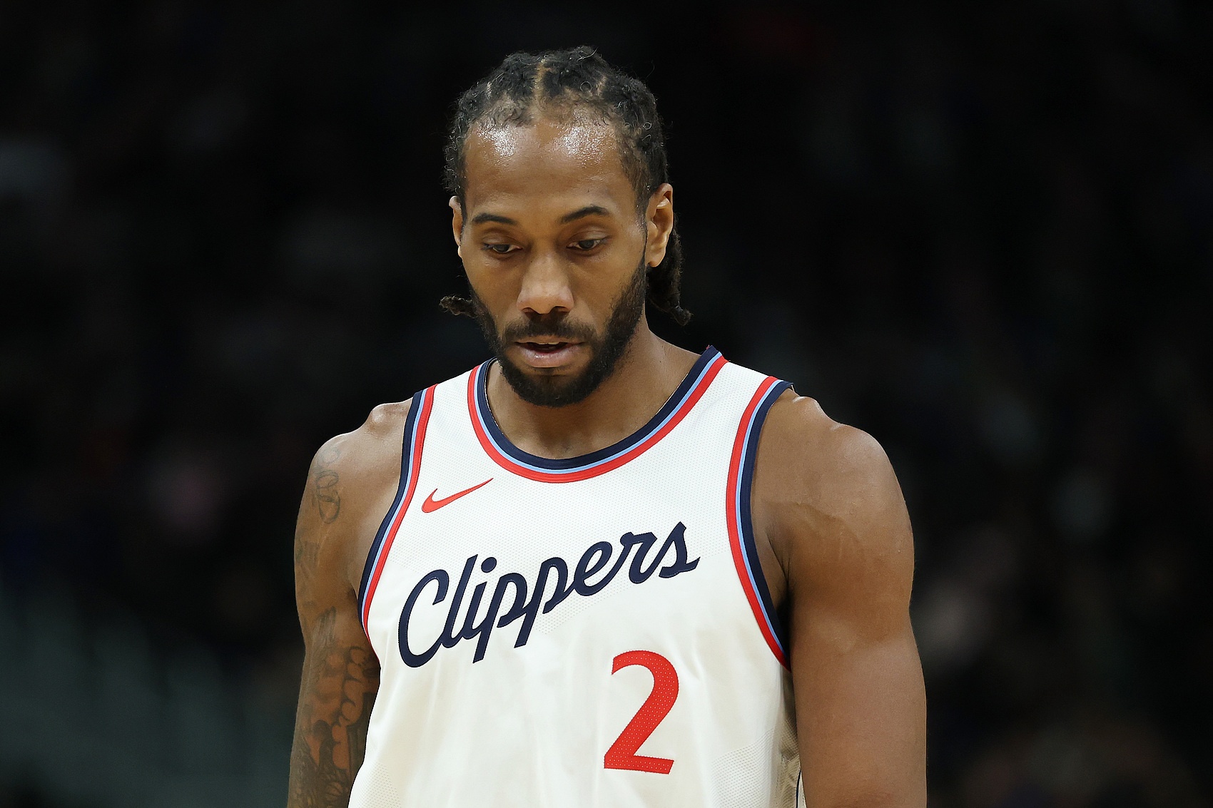 出手不多效率平平！小卡半場7中3得8分2板2助1斷