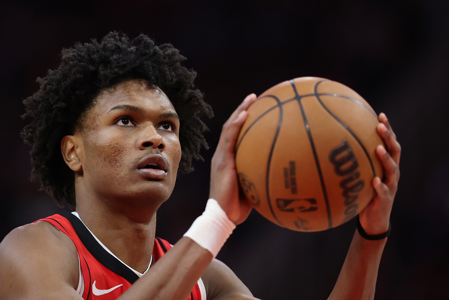 攻防一體！阿門11中7拿到15分10板5助1斷1帽 正負(fù)值+17并列最高