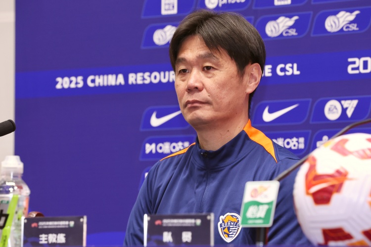 李霄鵬：已經(jīng)被動做兩次換人&只有一次名額，換下兩外援迫不得已