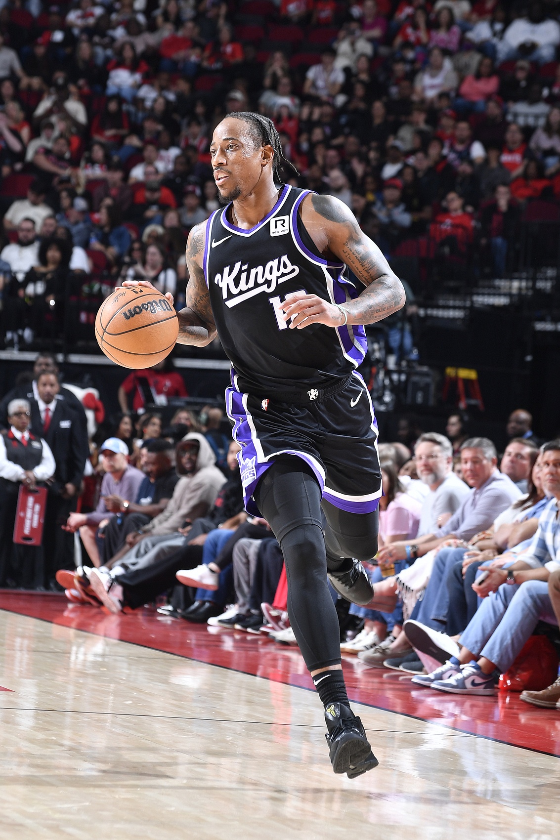 挺全面！德羅贊半場6中2得9分3板 組織不錯送出6次助攻