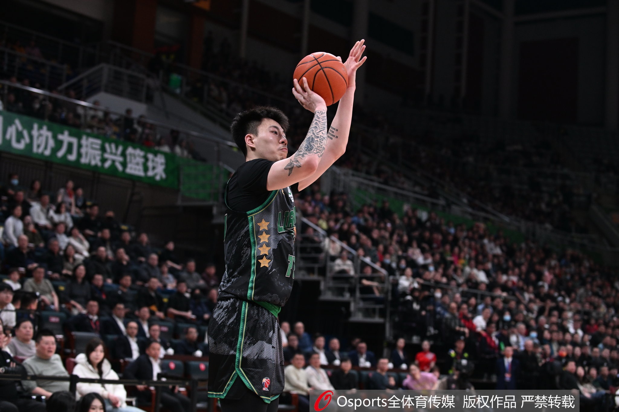 雙星閃耀！張鎮(zhèn)麟&韓德君半場(chǎng)合計(jì)12中8 合砍21分9籃板2助攻2搶斷