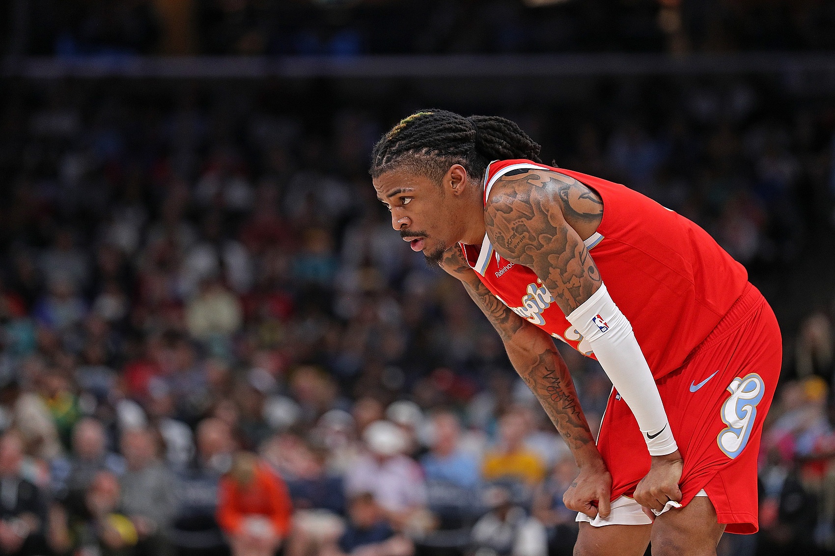 效率不高！莫蘭特半場(chǎng)14中5&三分4中1拿到13分4板5助 有3次失誤