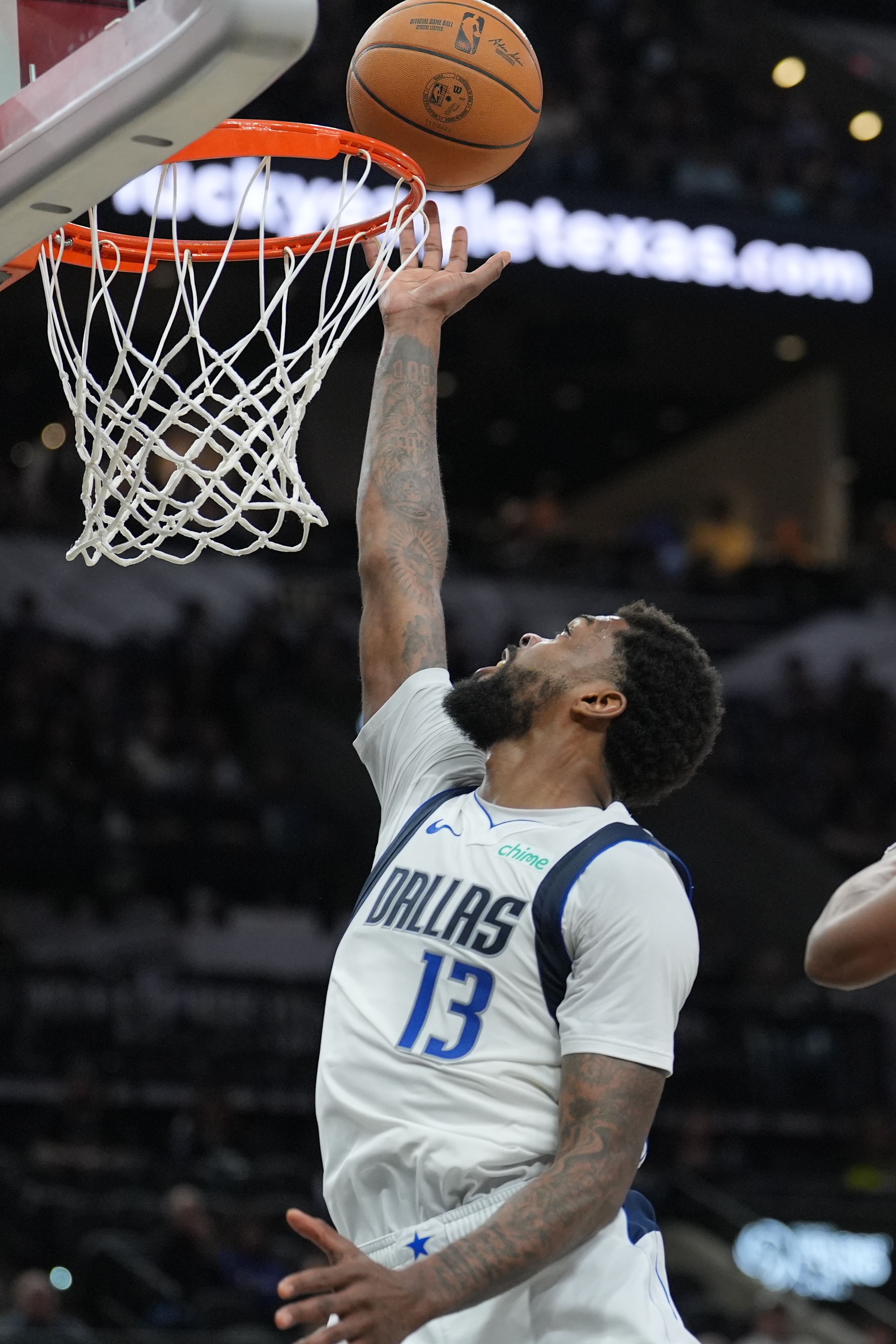 徹底殺瘋了！馬紹爾上半場15中13爆砍28分 率殘陣戰(zhàn)平尼克斯