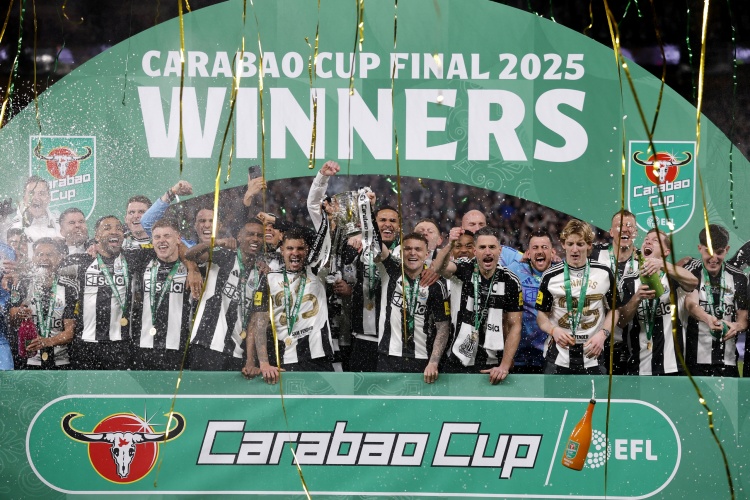 外媒：紐卡VS桑德蘭女足比賽，紐卡球迷高唱“贏了獎杯就站起來”