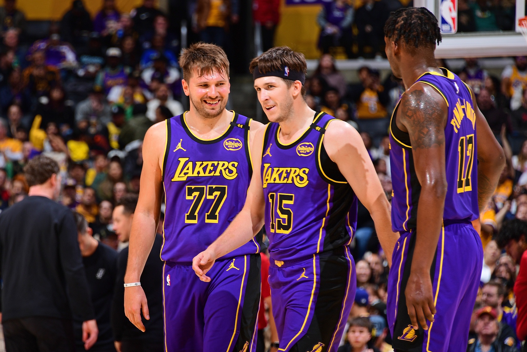 穩(wěn)住發(fā)育！湖人輕取馬刺收獲兩連勝 反超灰熊重新升至西部第四！