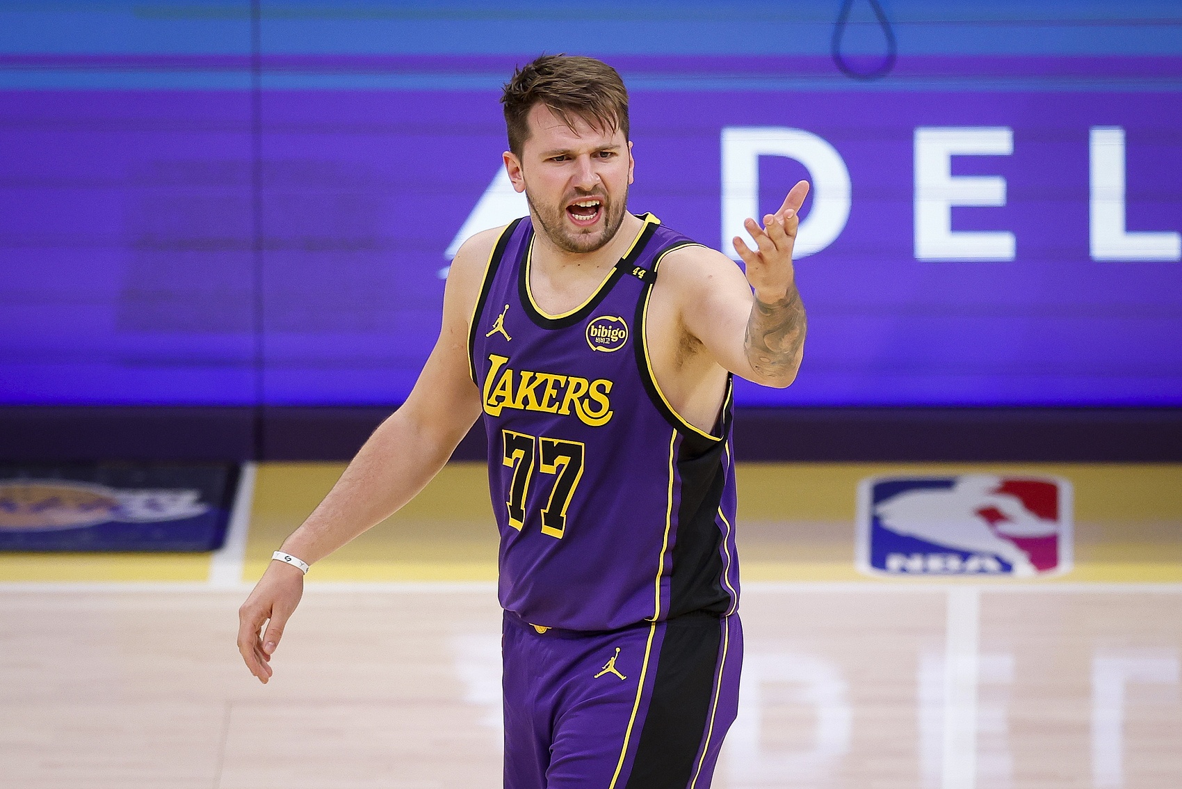 自帶體系！東契奇首秀以來(lái)湖人每百回合出手42.3次三分 同期第二