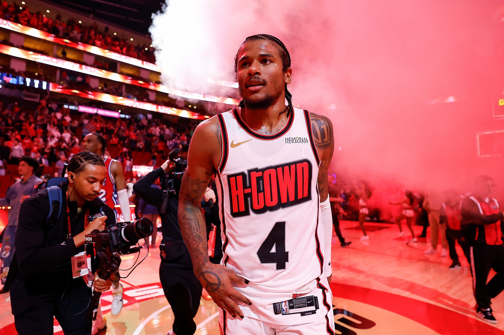 媒體人：杰倫-格林越來越適應(yīng)外線核心的角色 申京處理球需更果斷