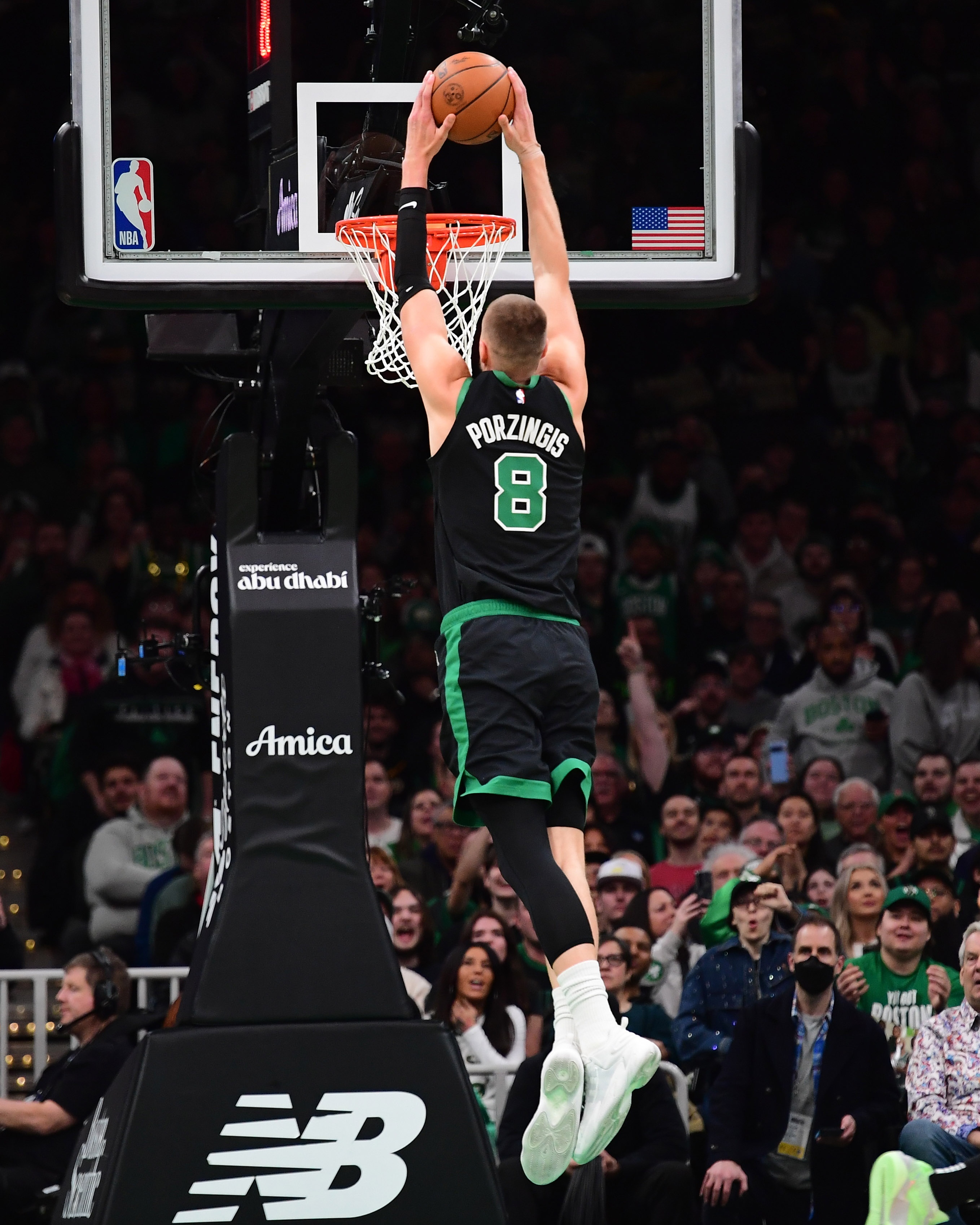 內(nèi)線高塔！波爾津吉斯出場24分鐘15中9&三分5中3砍27分10板6助1斷