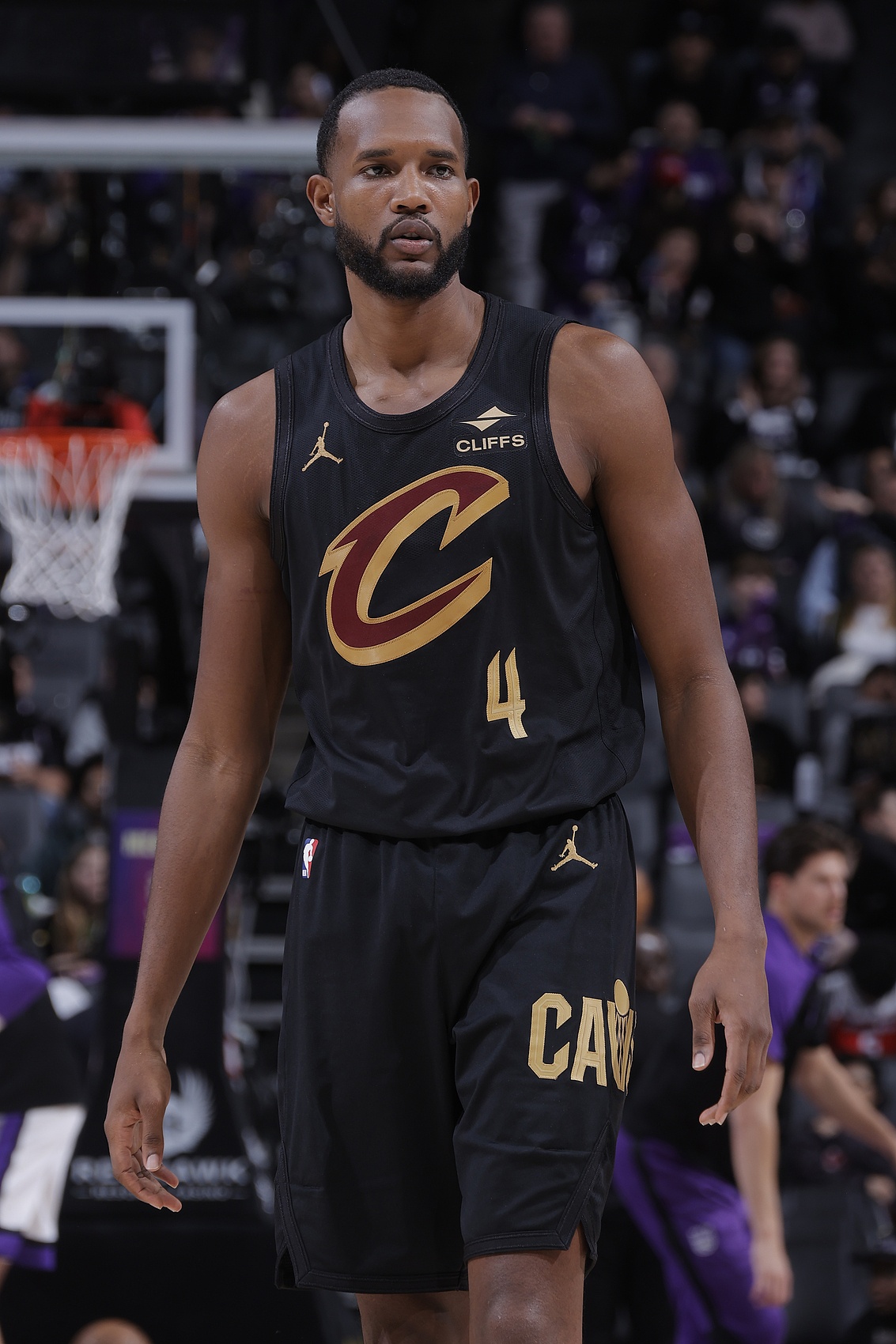 攻防全能！莫布里上半場10中5得到13分7板3帽