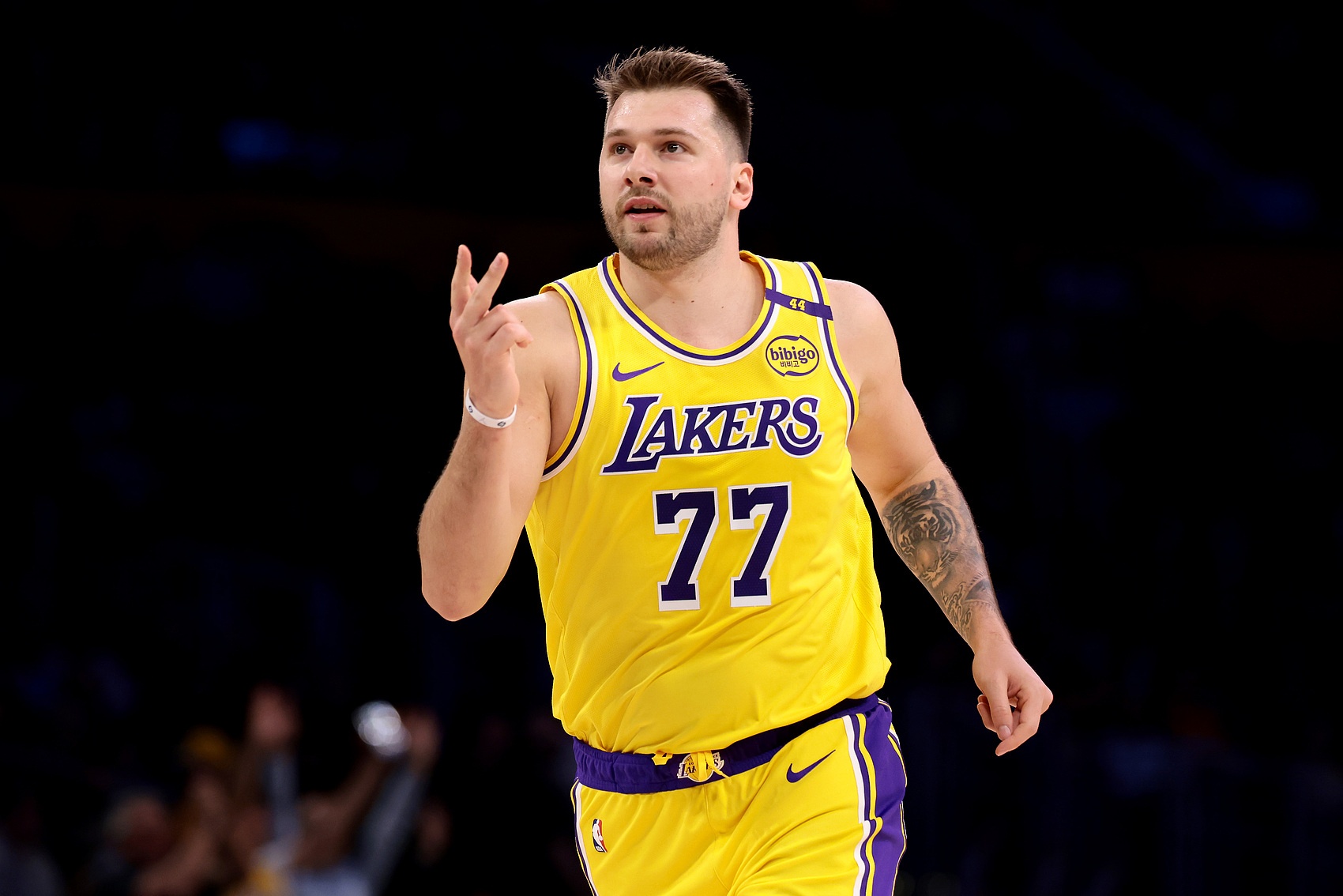 新任群主！東契奇23中9&11罰10中 空砍32分7籃板7助攻&正負(fù)值-9