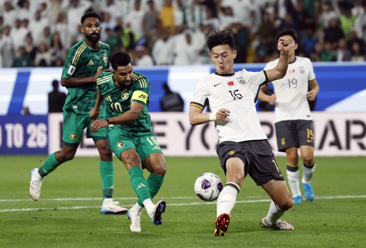 記者：蔣圣龍在國足一直帶傷作戰(zhàn)，上頜骨額突骨折的他仍在恢復中