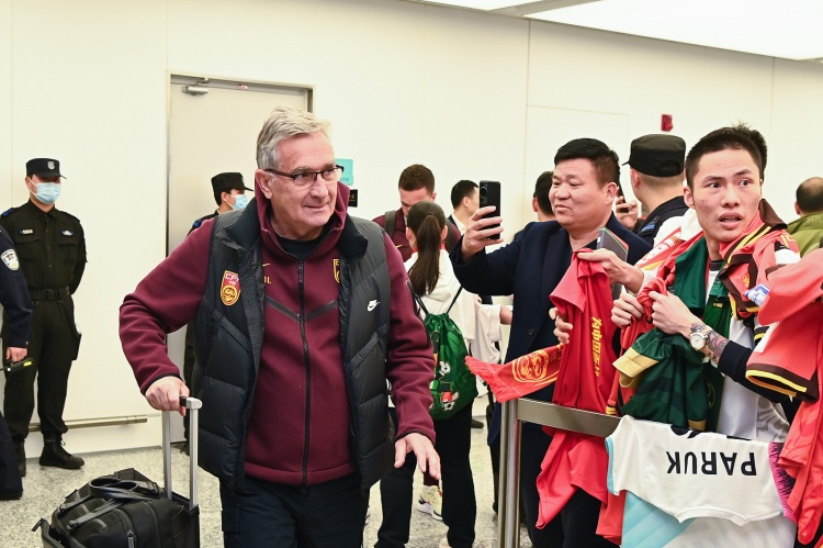 國(guó)足助教陳濤：開場(chǎng)就應(yīng)該跟對(duì)手磕，踢了5分鐘就感覺(jué)在收著踢