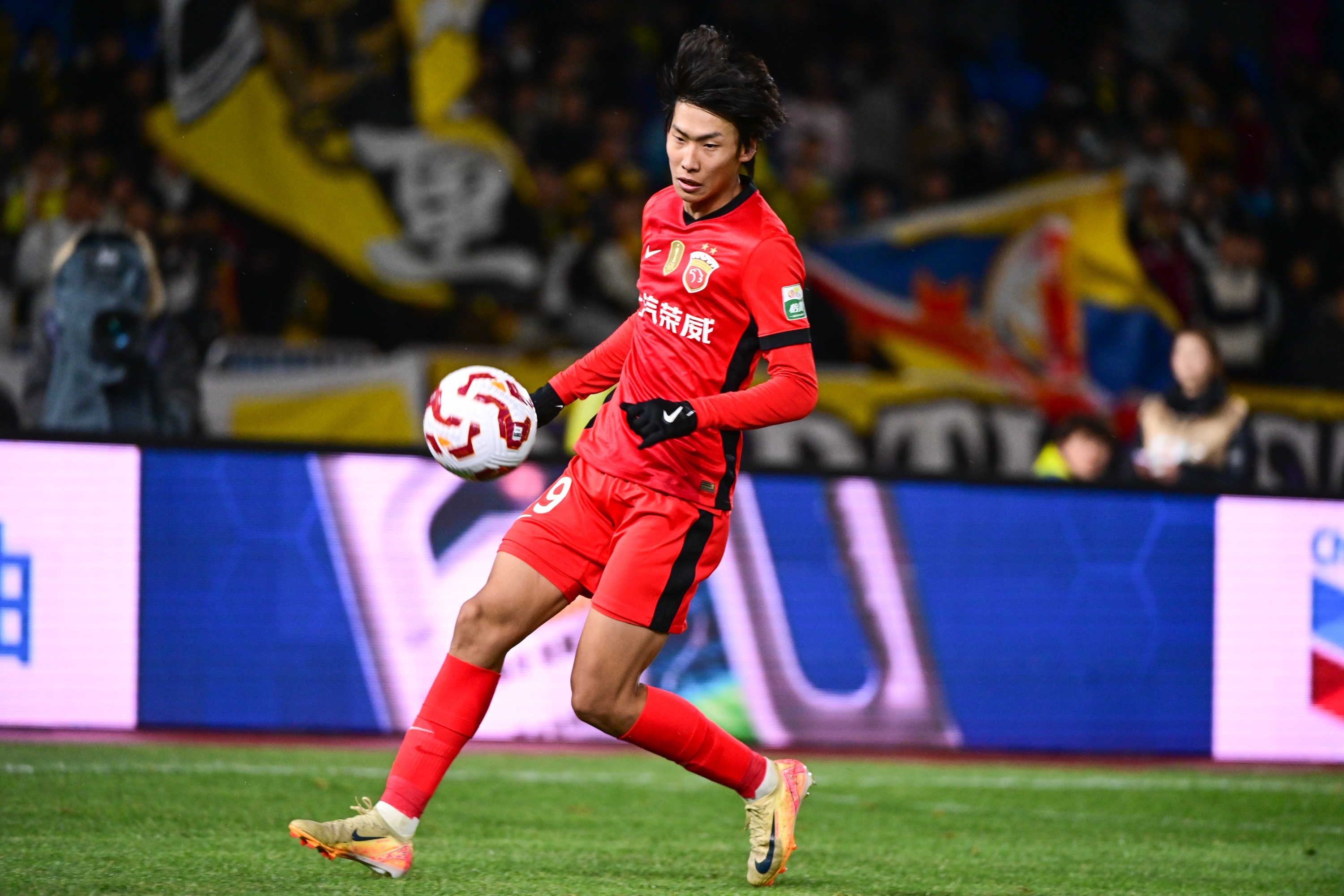 李新翔是有紀(jì)錄以來單場(chǎng)中超進(jìn)球+助攻最年輕的球員