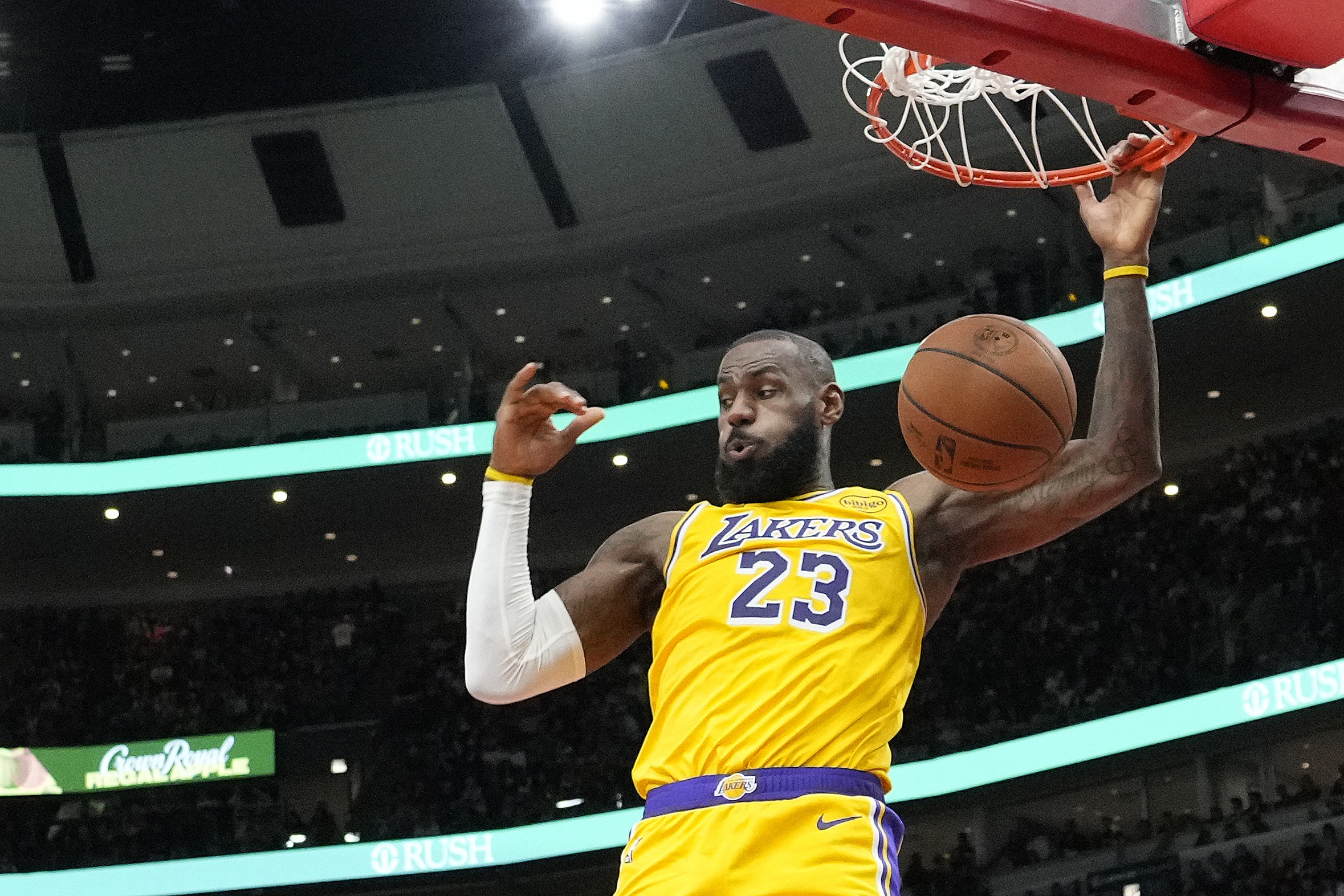 以身作則！詹姆斯上半場13中6得14分1板4助2斷 兩次造進(jìn)攻犯規(guī)