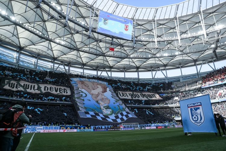 霸氣！東北德比前大連英博升起巨幅tifo——我們是大連