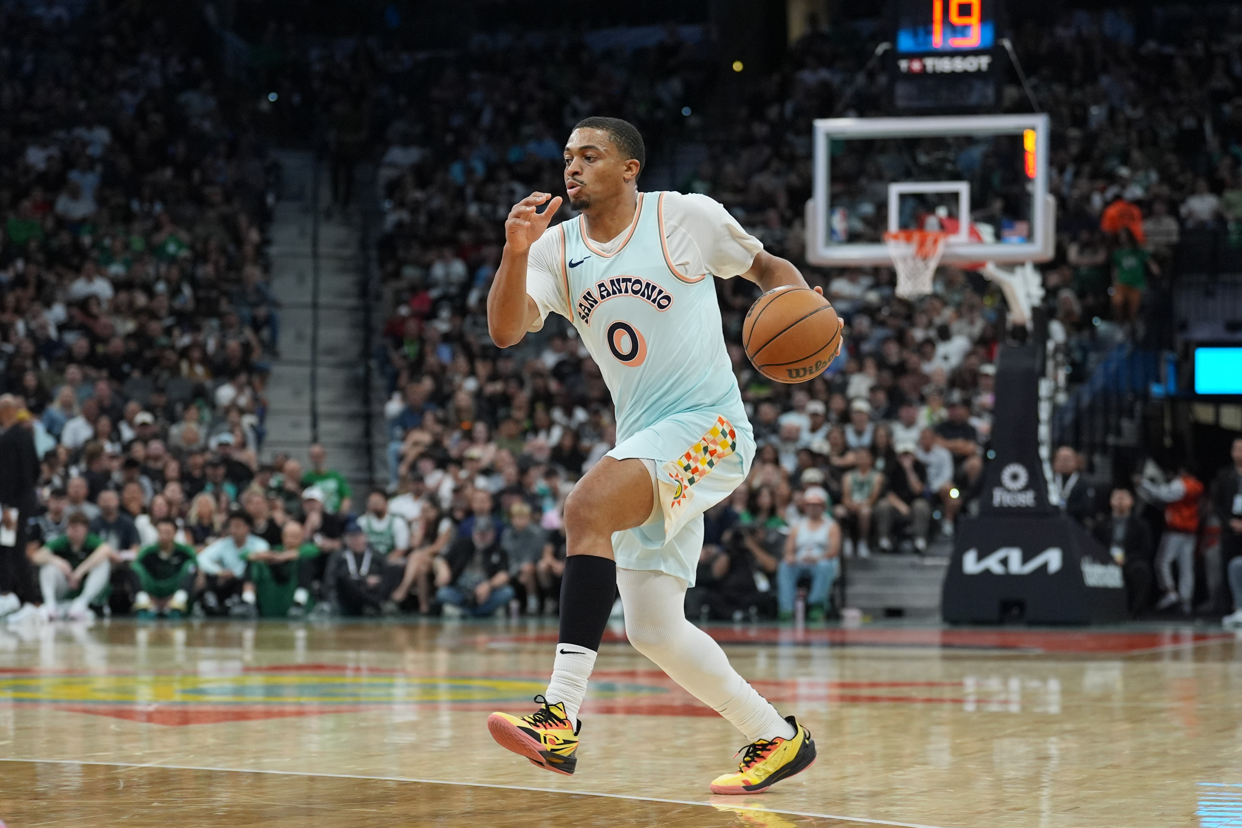 就你打得還行！凱爾登13中8拿到19分3板2助1斷