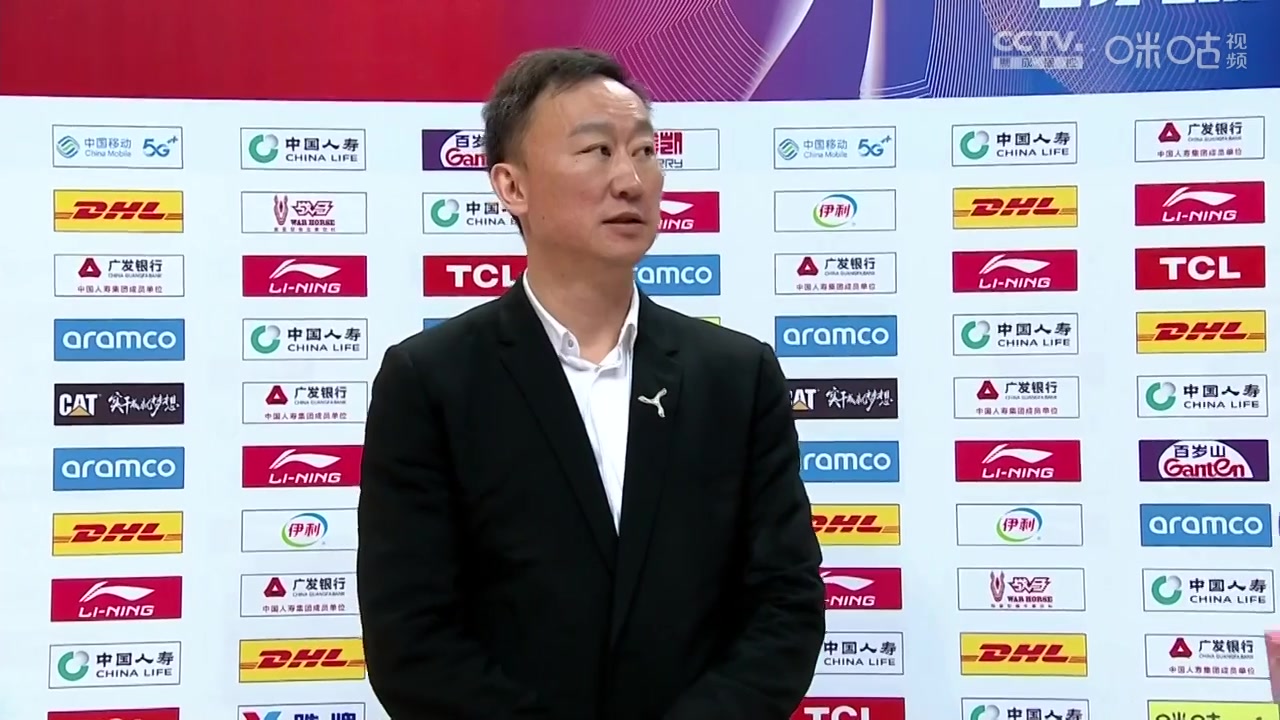 笑容治愈系列！維金斯、李凱爾和前勇士隊友寒暄暢聊