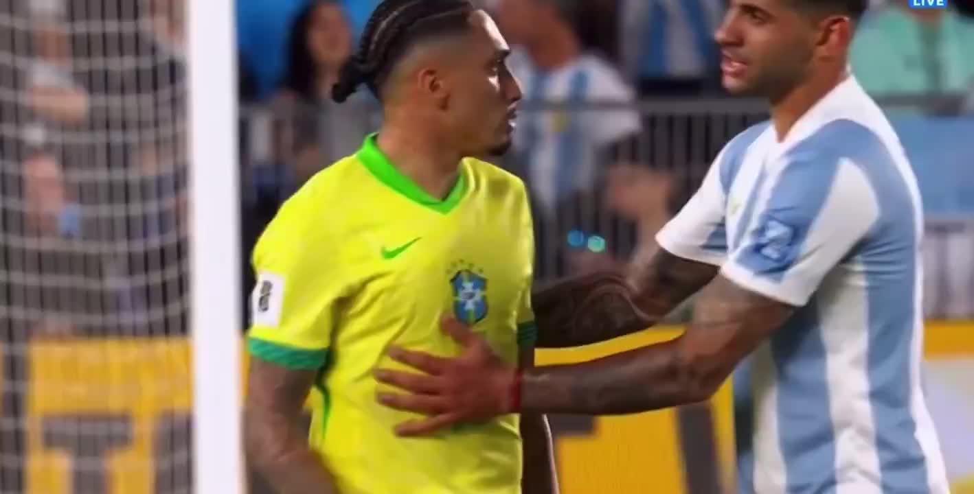 獲稱贊！拉菲尼亞與帕雷德斯等人沖突時，恩德里克趕忙把他拉開